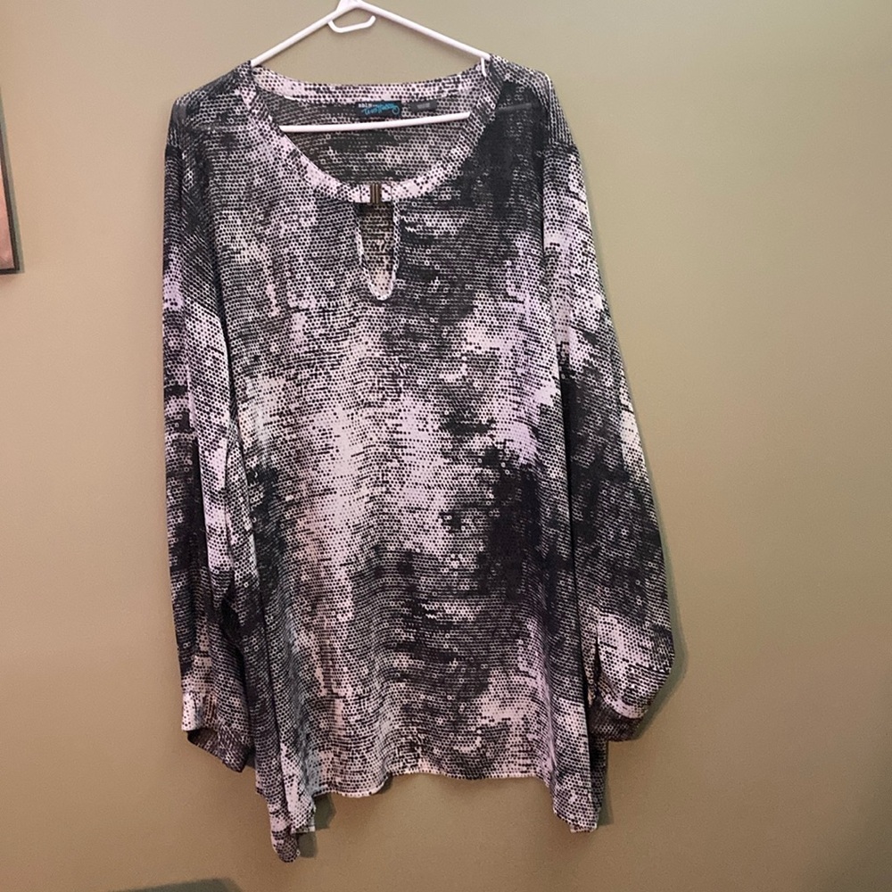 Mblm 6V Tess Holliday black and white blouse.